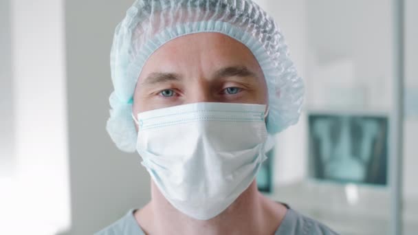Porträt Eines Kaukasischen Arztes Mit Einmalmütze Und Medizinischer Gesichtsmaske Der — Stockvideo