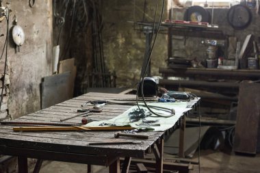 Atölyede çalışma araçları