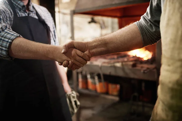Werknemers schudden elkaar de hand tijdens het werk — Stockfoto
