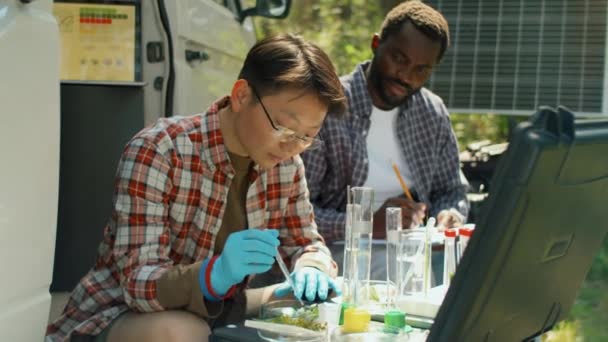 Horizontales Handheld Medium Von Zwei Ethnisch Unterschiedlichen Wissenschaftlern Die Chemische — Stockvideo