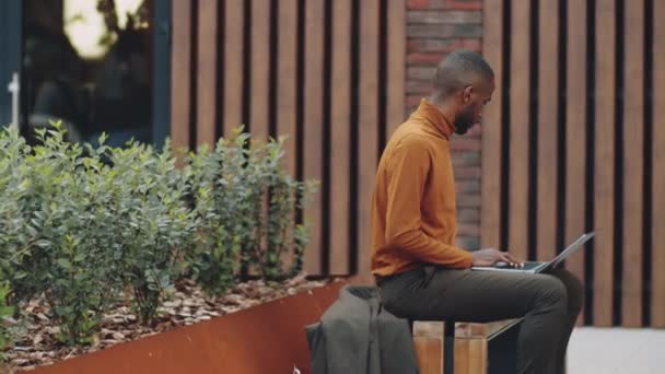 Time Lapse Shot Young African American Businessman Sitting Bench Street — Vídeo de Stock