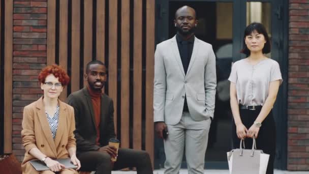 Retrato Grupo Pessoas Negócios Multiétnicos Formalwear Posando Juntos Para Câmera — Vídeo de Stock