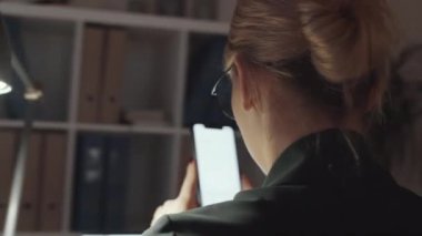 360 derece göğüs hizasında sarışın ve kırmızı dudaklı güzel iş kadınının ofis masasında otururken internette gülümsemesi ve sörf yapması.