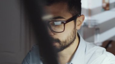 Orta doğulu yorgun işadamının gözlüğünü çıkarırken, gözlerini ovalarken ve geç saatlere kadar çalışırken dizüstü bilgisayarda yazmaya devam ederken 360 derecelik bir izleme görüntüsü.