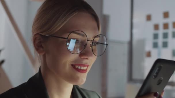 Detailní 360 Stupňový Panenka Záběr Krásné Mladé Podnikatelky Brýlích Úsměvem — Stock video