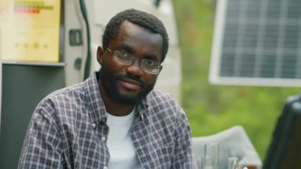 Retrato Close Médio Homem Afro Americano Bonito Trabalhando Como Ecologista — Vídeo de Stock