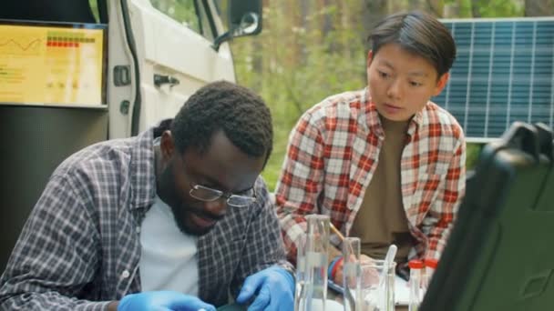 Imagens Retrato Ecologistas Afro Americanos Asiáticos Fazendo Testes Químicos Com — Vídeo de Stock