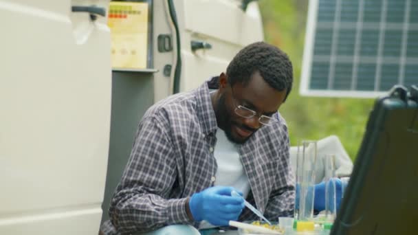 Poziome Średnie Powolne Filmy Młodego Afroamerykańskiego Ekologa Wykonującego Badania Próbkami — Wideo stockowe