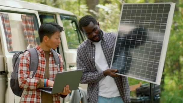Retrato Médio Horizontal Trabalhadores Afro Americanos Asiáticos Sistema Fotovoltaico — Vídeo de Stock