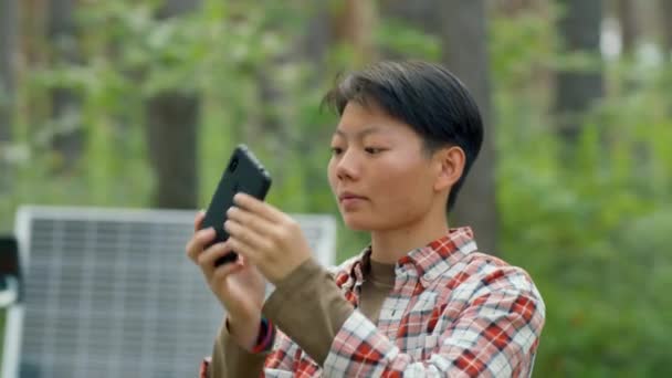 Horisontellt Medium Närbild Sköt Ung Asiatisk Kvinna Bilder Lokala Skogar — Stockvideo