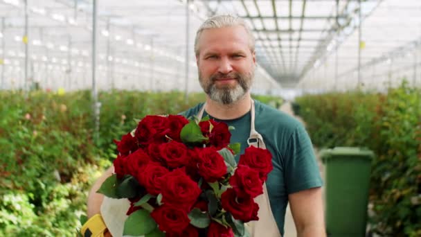 Portrait Homme Caucasien Âge Moyen Tenant Bouquet Roses Rouges Posant — Video