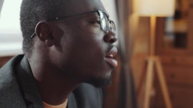 Afrika kökenli Amerikalı adamın danışmanlık seansında sorunları anlatırken çekilen yakın çekim.
