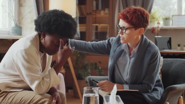 Psicólogo Caucásico Consolando Infeliz Mujer Afroamericana Durante Sesión Terapia — Vídeos de Stock