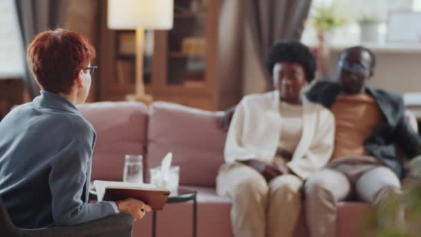 Selectieve Focusshot Van Familiepsycholoog Geeft Advies Aan Afro Amerikaans Echtpaar — Stockvideo