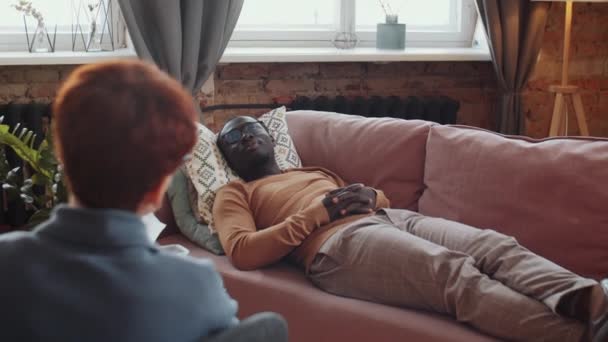Deprimido Afro Americano Deitado Sofá Conversando Com Psicóloga Caucasiana Durante — Vídeo de Stock