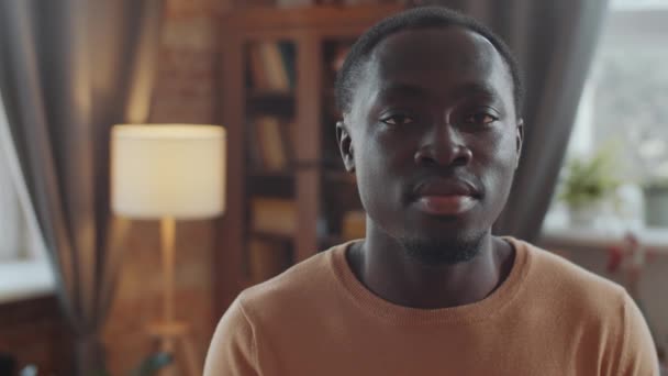 Portrét Mladého Afroameričana Stojícího Doma Dívajícího Kamery — Stock video