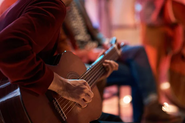 Uomo imparare a suonare la chitarra — Foto Stock