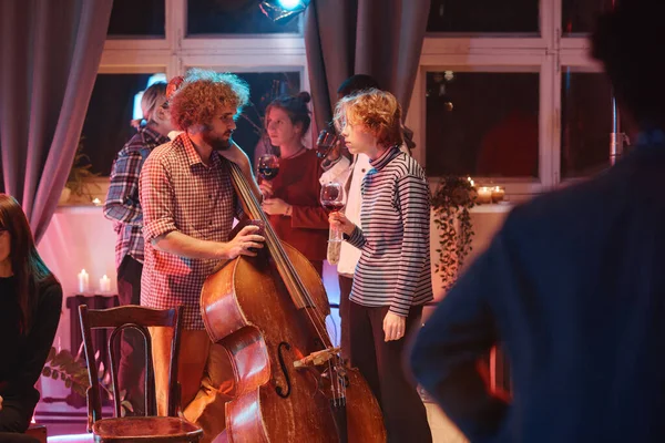 Hombre tocando el violín en una fiesta —  Fotos de Stock