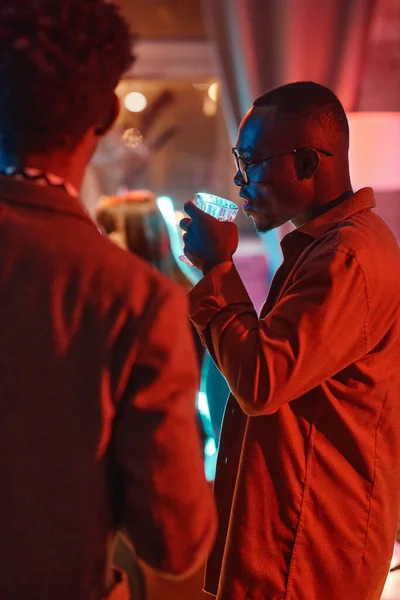 Hombre bebiendo alcohol en una fiesta —  Fotos de Stock