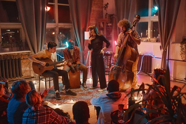Muziekband treedt op voor mensen in de studio — Stockfoto