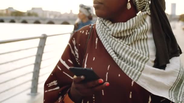 Chest Spårning Unga Svarta Muslimska Kvinna Bär Hijab Med Hjälp — Stockvideo