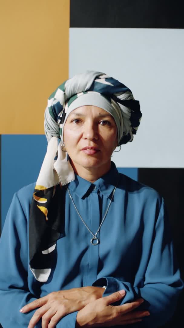 Taille Verticale Femme Biracial Mature Portant Turban Regardant Caméra Debout — Video