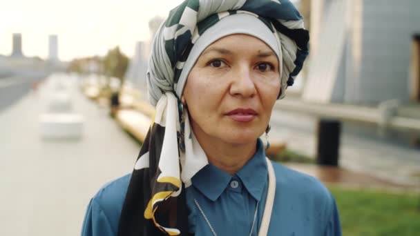 Umărul Pov Femeii Musulmane Mature Biracial Purtând Turban Uitându Cameră — Videoclip de stoc