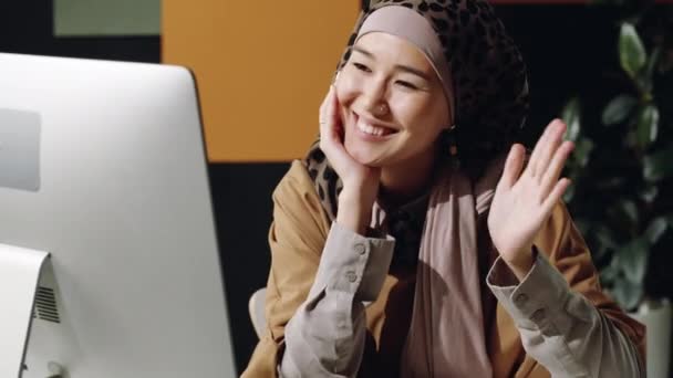 Натискання Молодої Мусульманки Близького Сходу Одягненої Хіджаб Працювати Сидячи Столом — стокове відео