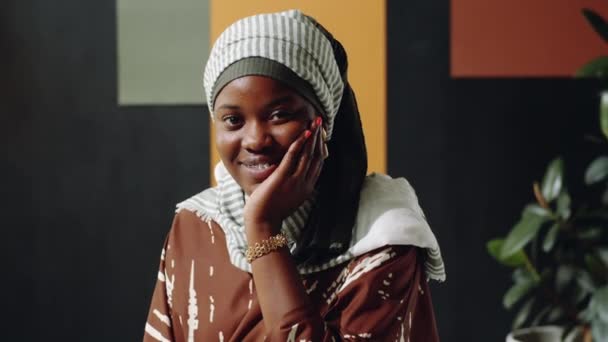 Ombro Jovem Mulher Negra Muçulmana Vestindo Hijab Sentado Mesa Escritório — Vídeo de Stock