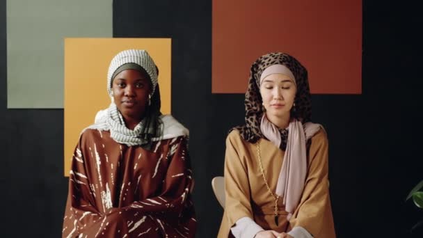 Mediante Due Giovani Donne Musulmane Mediorientali Nere Che Indossano Hijab — Video Stock