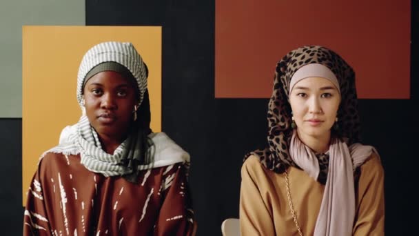 Primo Piano Medio Due Giovani Donne Musulmane Mediorientali Nere Che — Video Stock
