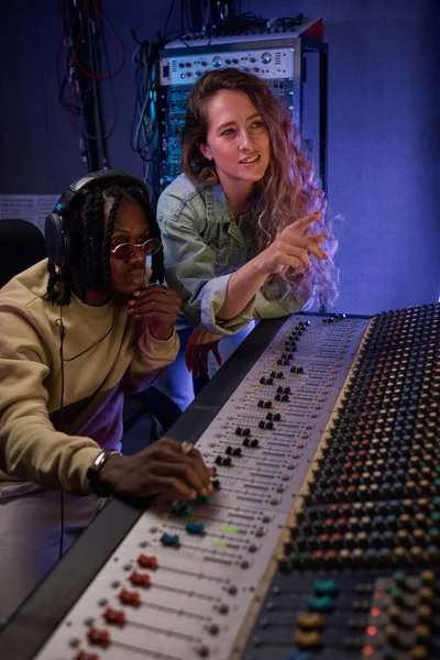 People recording a song in the studio — Stock Photo, Image
