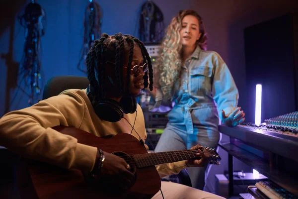 Músicos trabajando en un estudio de grabación —  Fotos de Stock