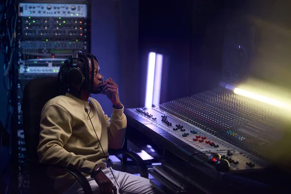 Talentvolle Afrikaanse man die muziek opneemt in de studio — Stockfoto