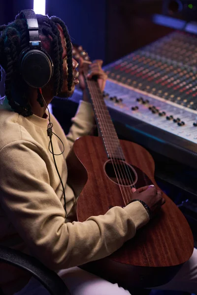 Человек, использующий гитару, чтобы написать новую песню — стоковое фото