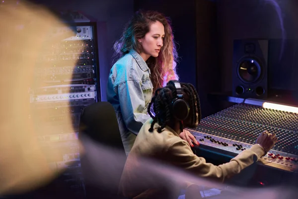 Personas que trabajan juntas en el estudio de música —  Fotos de Stock