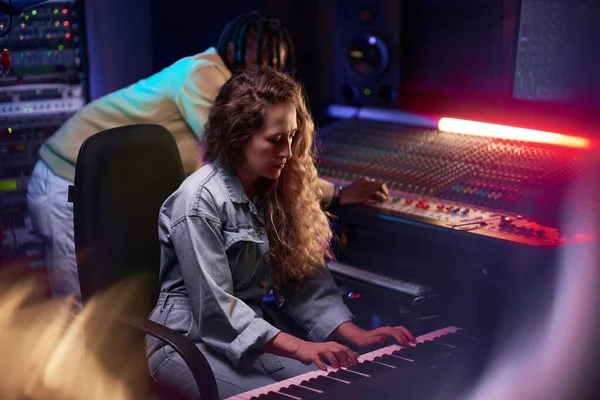 Mensen die muziekinstrumenten bespelen in de studio — Stockfoto