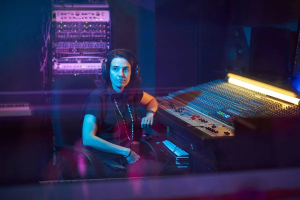 Muziekingenieur in de studio — Stockfoto