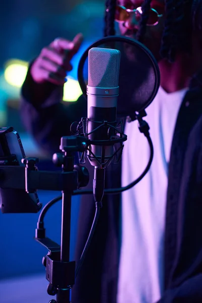 Zingen tegen microfoon in de studio — Stockfoto