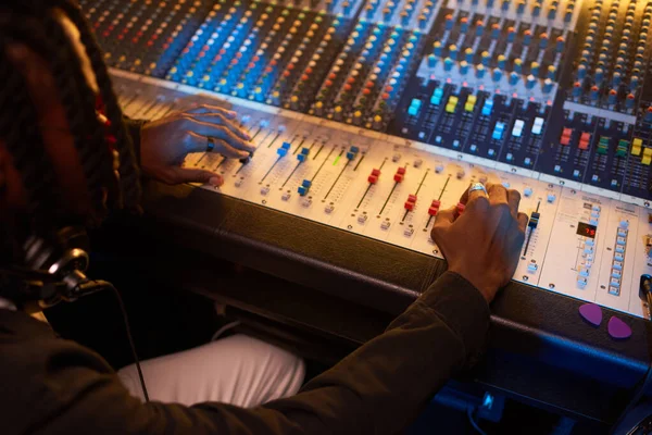 Produtor criando uma nova música — Fotografia de Stock