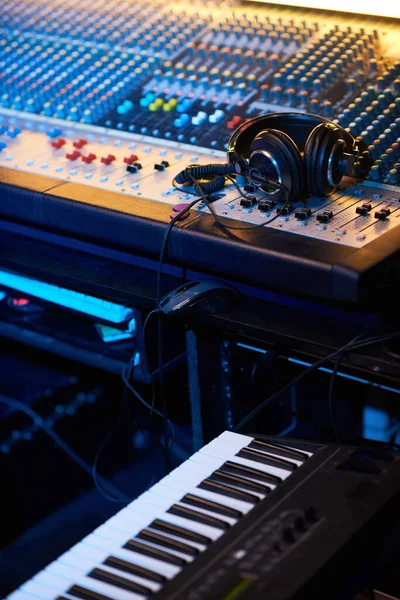 Auscultadores no teclado do estúdio de música — Fotografia de Stock