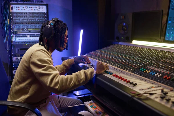 Man composing new music in studio — Stock Photo, Image