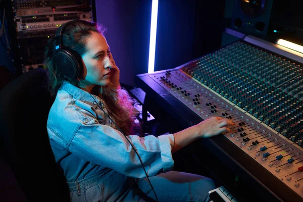 Γυναίκα ηχογραφεί ένα τραγούδι στο στούντιο — Φωτογραφία Αρχείου