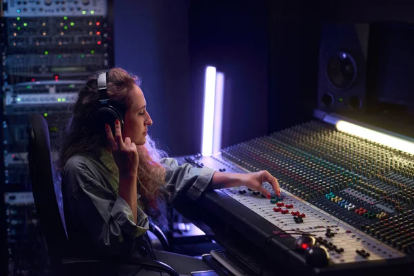 Kvinna skriver musik i studio — Stockfoto