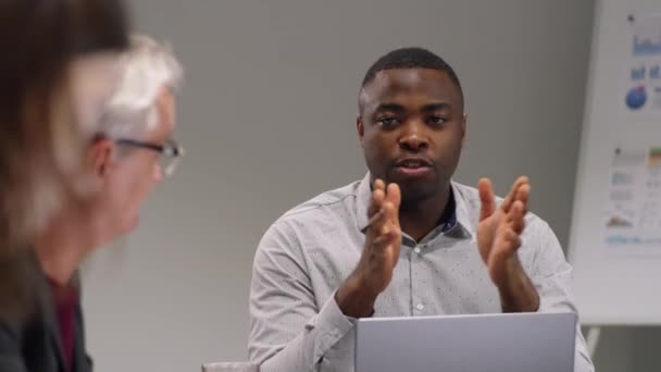 Junge Afroamerikanische Führungskraft Erklärt Gemischtem Business Team Bei Bürotreffen Etwas — Stockvideo
