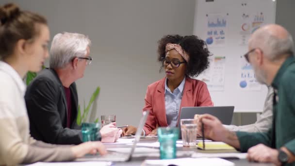 Attraktive Afroamerikanische Managerin Zeigt Businessplan Auf Klemmbrett Und Erklärt Ihn — Stockvideo