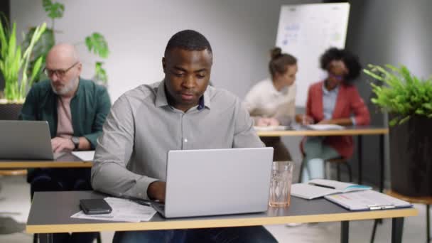 Junger Positiver Afroamerikanischer Mann Mit Laptop Dann Die Kamera Blickend — Stockvideo