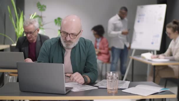 Empresário Caucasiano Sênior Óculos Trabalhando Laptop Mesa Escritório Espaço Aberto — Vídeo de Stock
