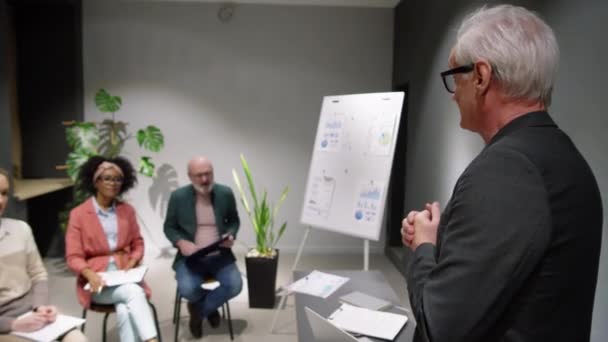 Bogenaufnahme Eines Älteren Grauhaarigen Businesstrainers Der Vor Einem Gemischten Multiethnischen — Stockvideo