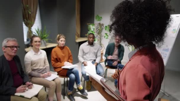 Vackra Afroamerikanska Kvinnliga Affärscoach Står Framför Team Blandad Ålder Olika — Stockvideo